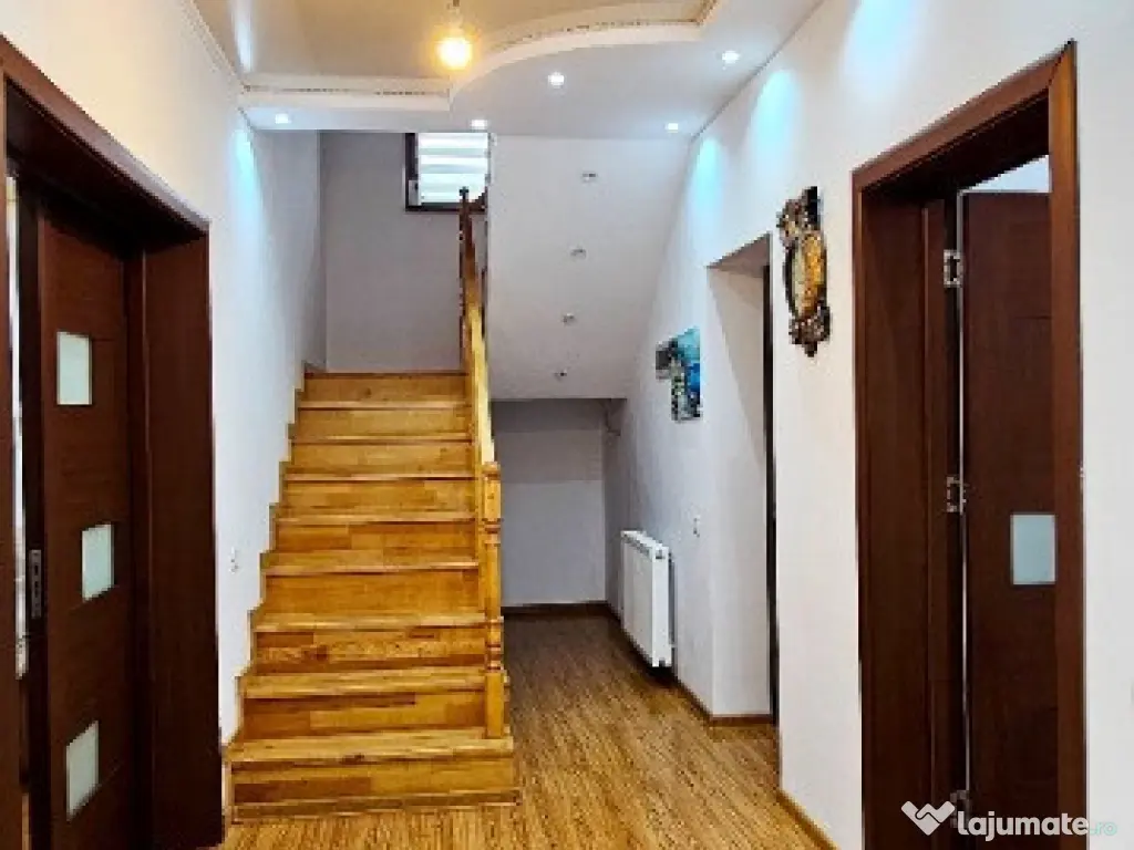 Proprietate Piatra Neamt-Vila cocheta,prevazuta cu terasa,garaj ,teren 