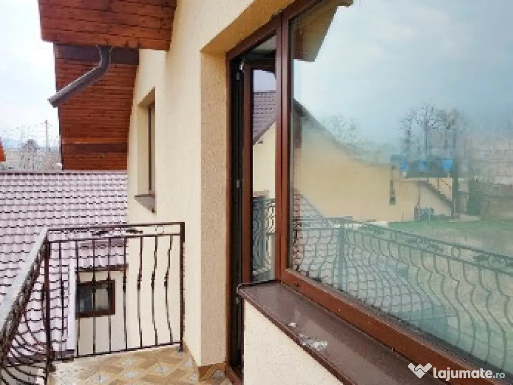 Proprietate Piatra Neamt-Vila cocheta,prevazuta cu terasa,garaj ,teren 