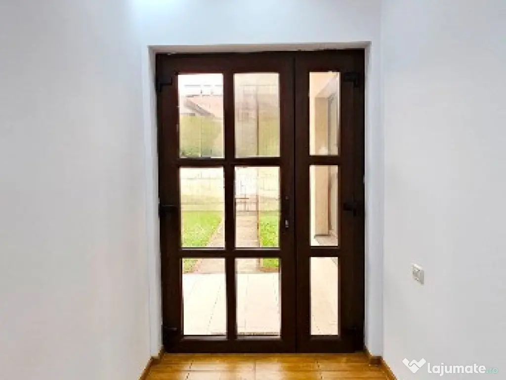 Proprietate Piatra Neamt-Vila cocheta,prevazuta cu terasa,garaj ,teren 