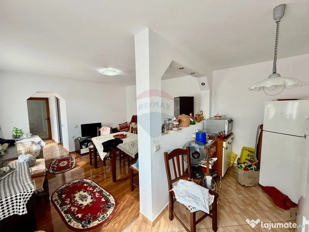 Casă / Vilă cu 4 camere de vânzare 