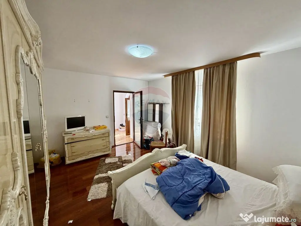 Casă / Vilă cu 4 camere de vânzare 