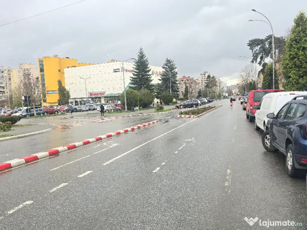 Vand 3 spatii comerciale in Deva zona foarte buna. 