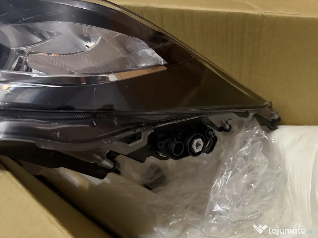 Far pentru Toyota Corolla pentru partea stângă. 