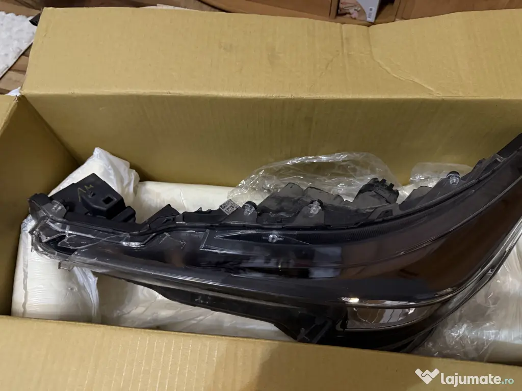 Far pentru Toyota Corolla pentru partea stângă. 