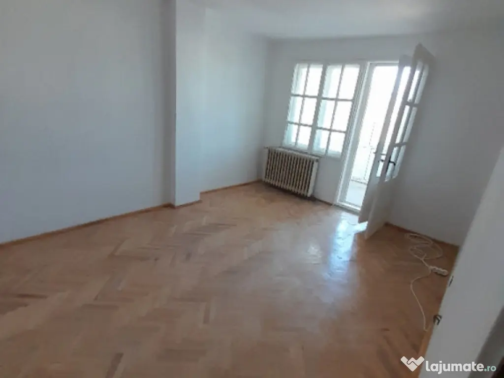 Apartament 3 camere zona Coroana de Aur 