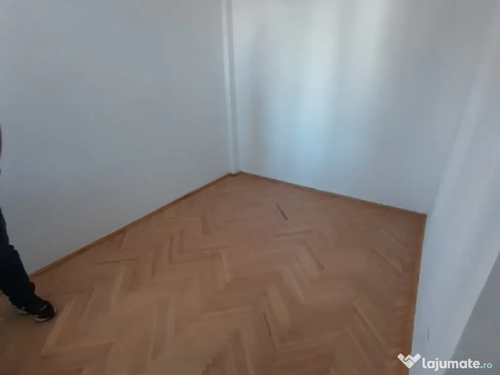 Apartament 3 camere zona Coroana de Aur 