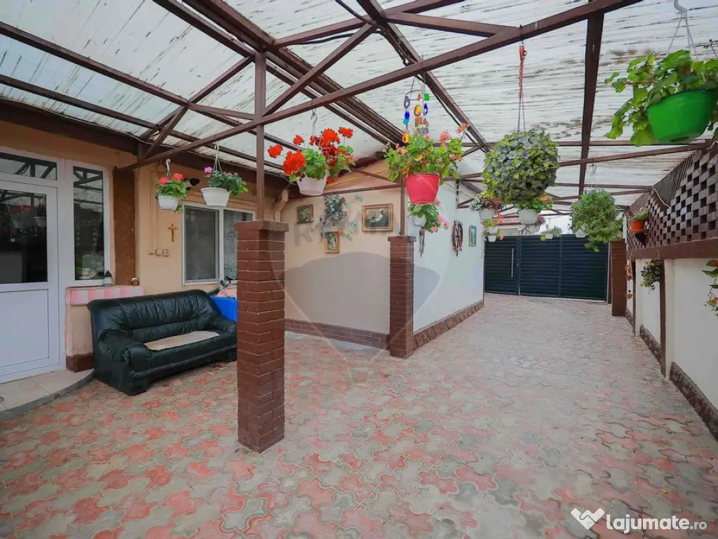 Casă cu 7 camere de vânzare, zona Parcul Salca, Cantemir