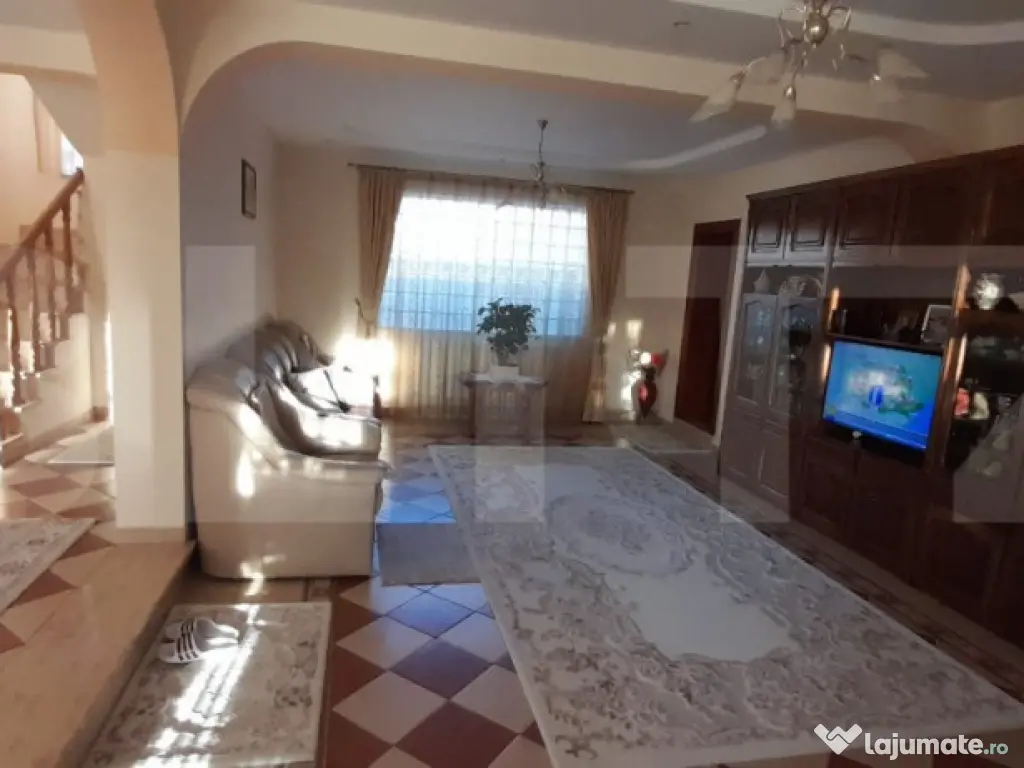 Casa cu 4 camere, 220 mp, zona Itcani