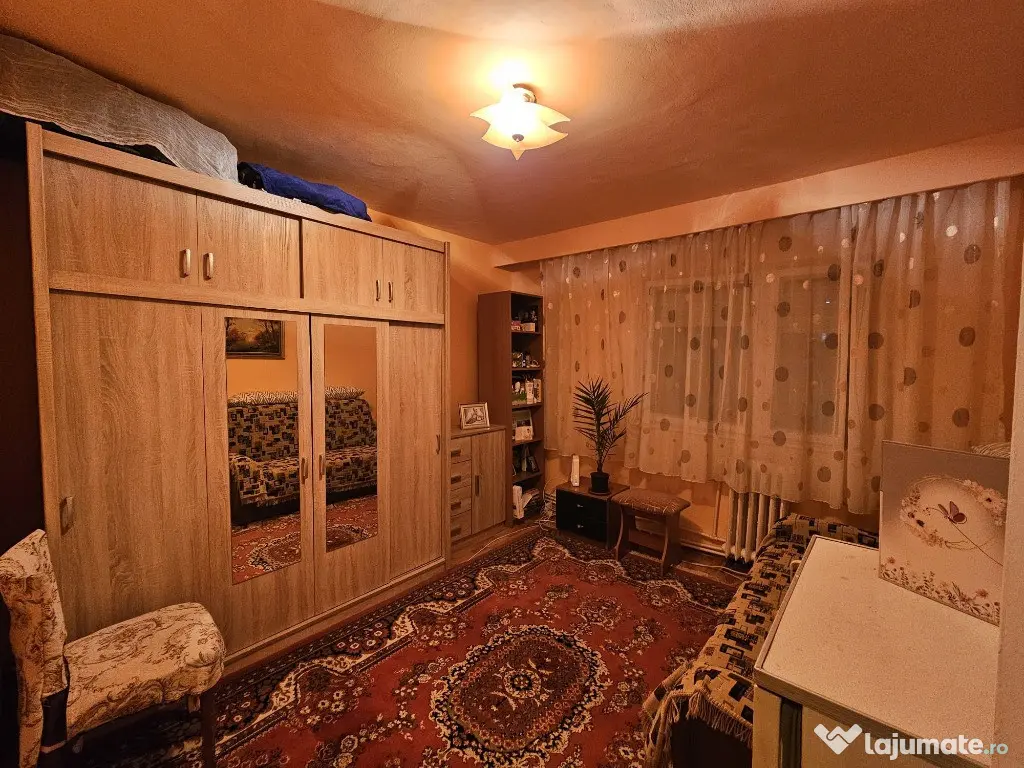 Apartament 4 camere,2 bai,2 balcoane,etaj 2 