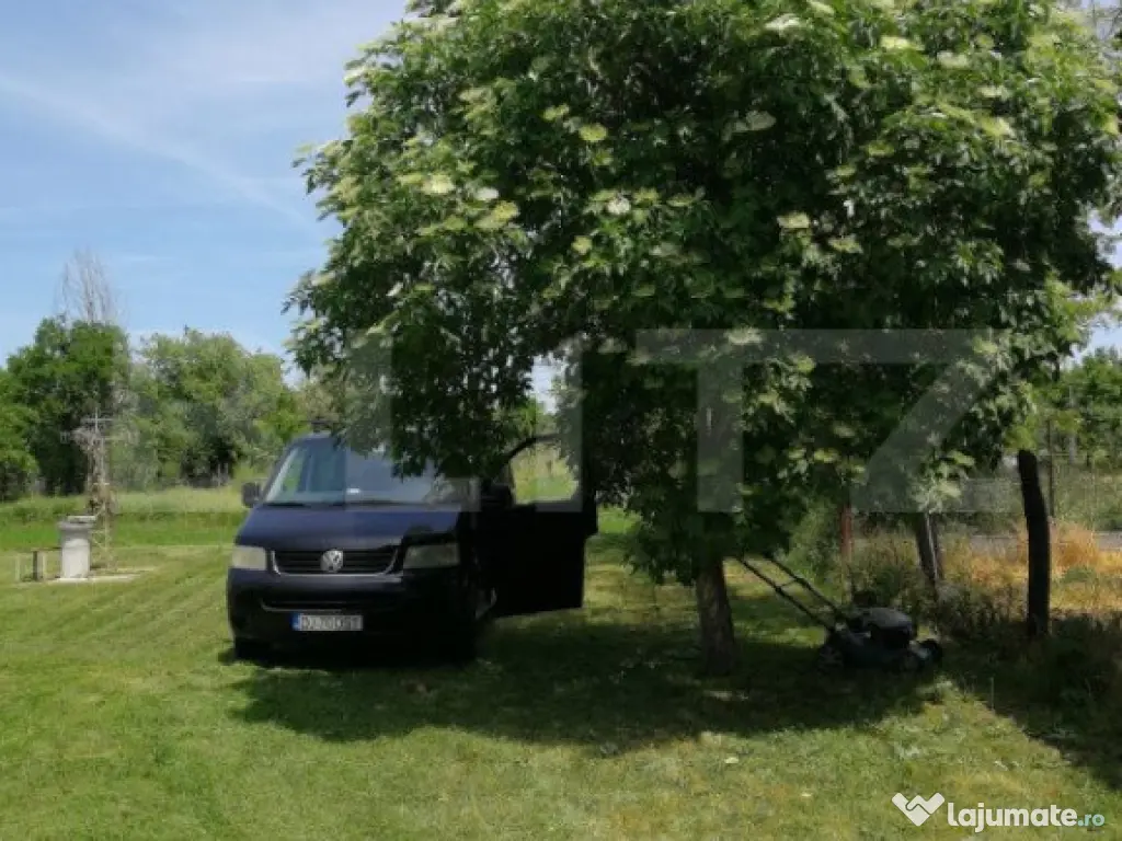 Teren intravilan de vanzare, 1800 mp, cu casa demolabila, zo