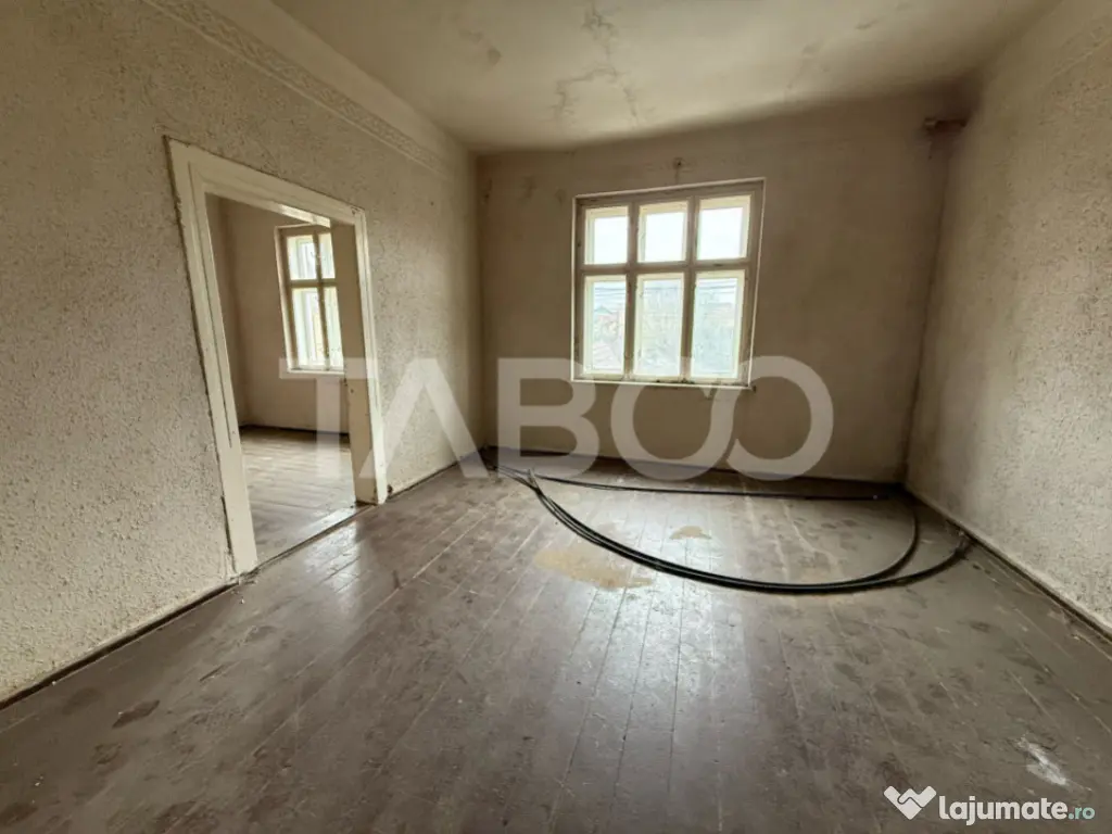 De vanzare la casa 3 apartamente 132 mpu si curte 966 mp zon