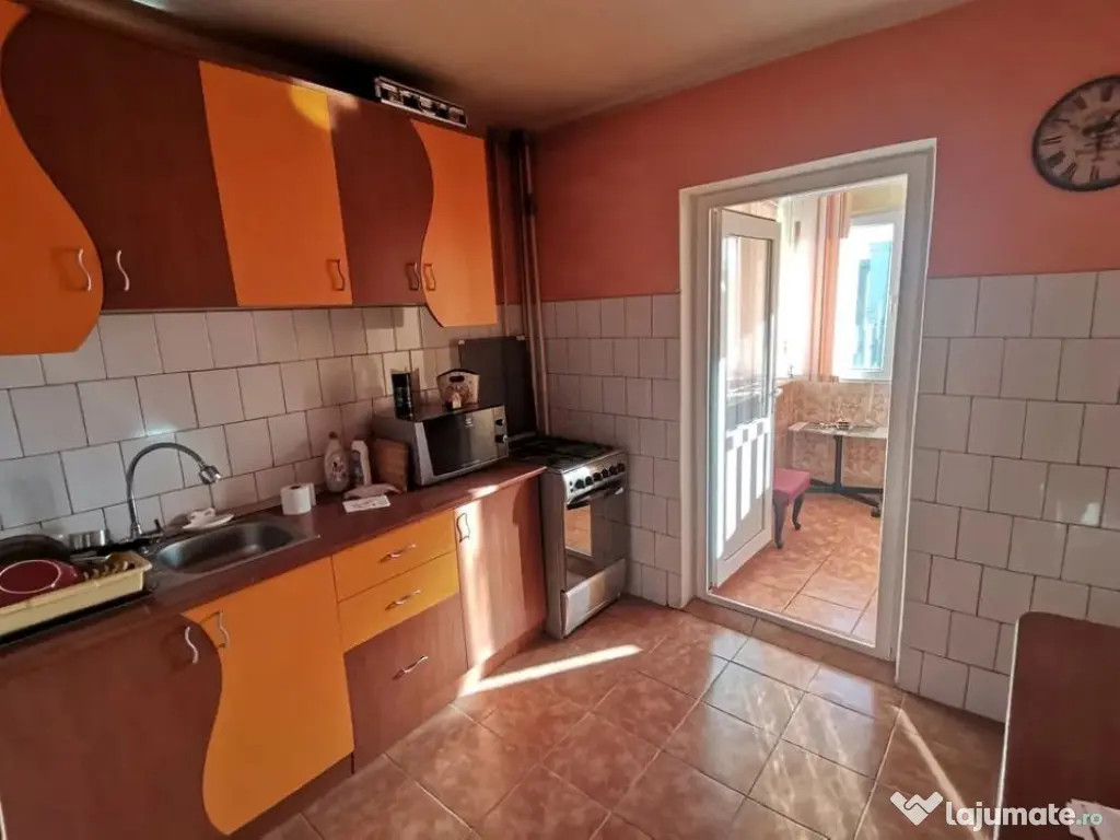 Apartament cu 3 camere in Piata Centrala 