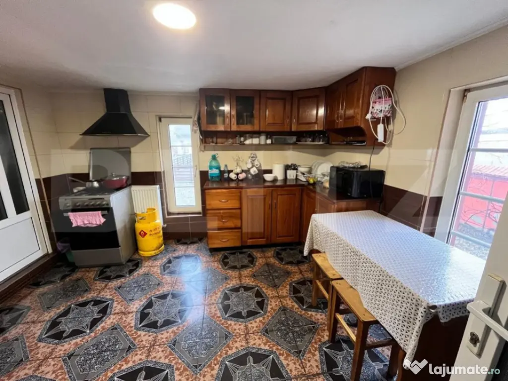 Casa cu 14 ari teren, finisata si mobilata, zona Cepari