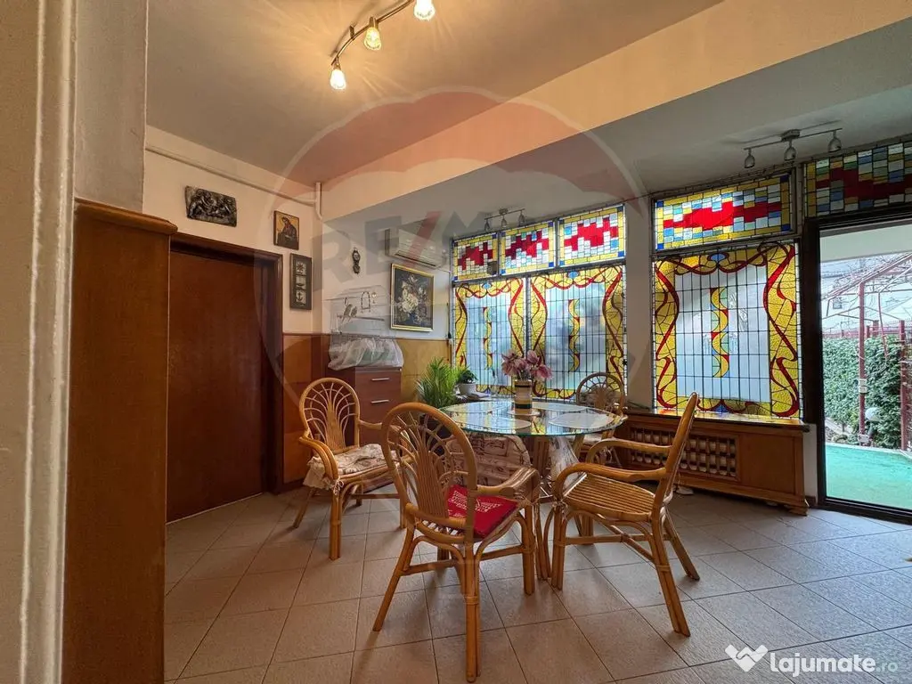 Casă / Vilă cu 8 camere de vânzare în zona Industriil... 