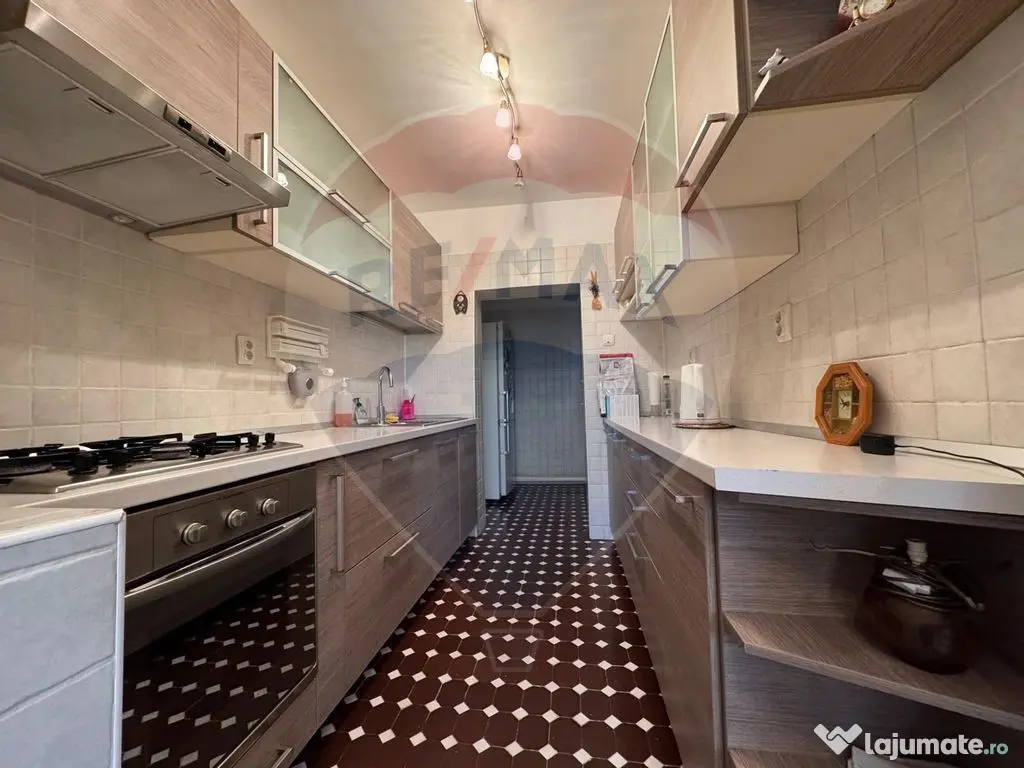 Casă / Vilă cu 8 camere de vânzare în zona Industriil... 