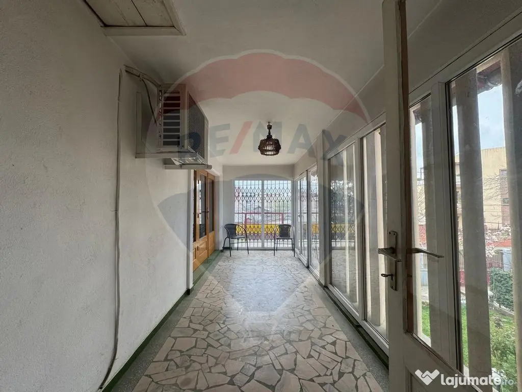 Casă / Vilă cu 8 camere de vânzare în zona Industriil... 