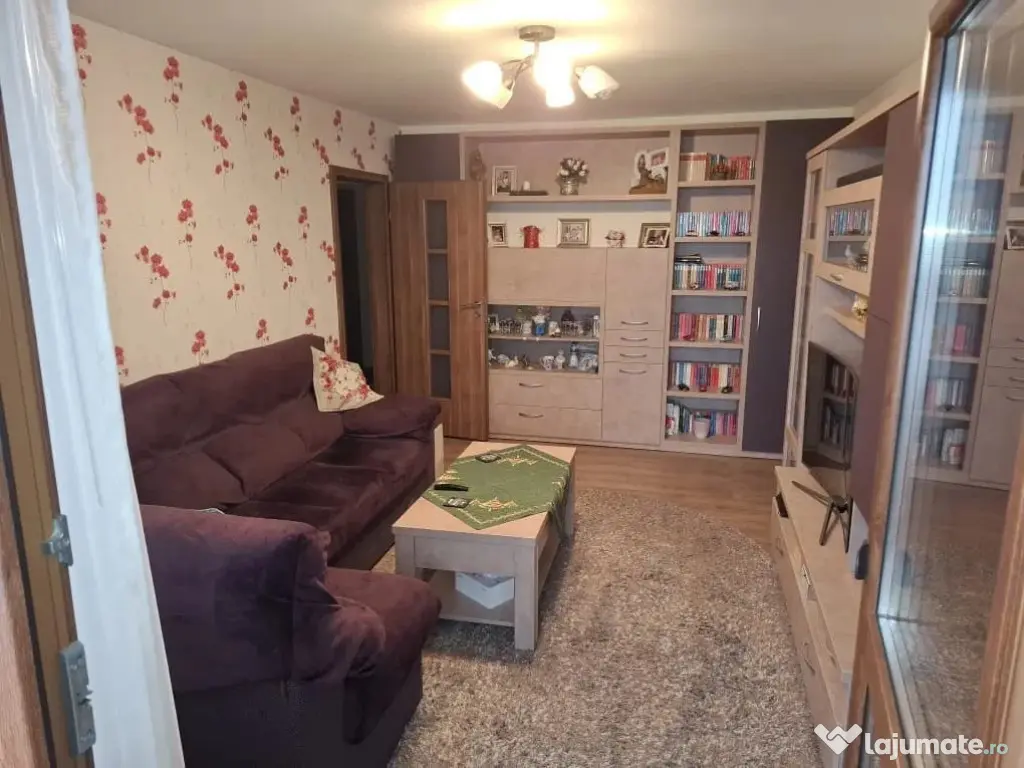 Apartament cu 3 camere, decomandat - zona Tractorul