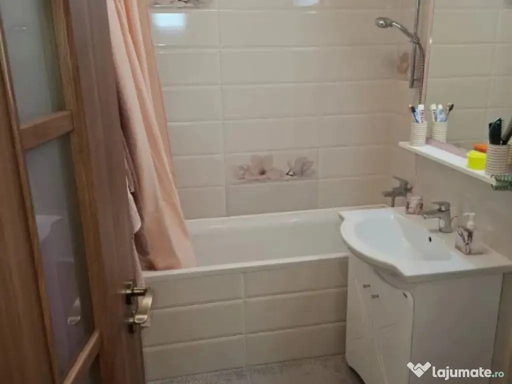 Apartament cu 3 camere, decomandat - zona Tractorul