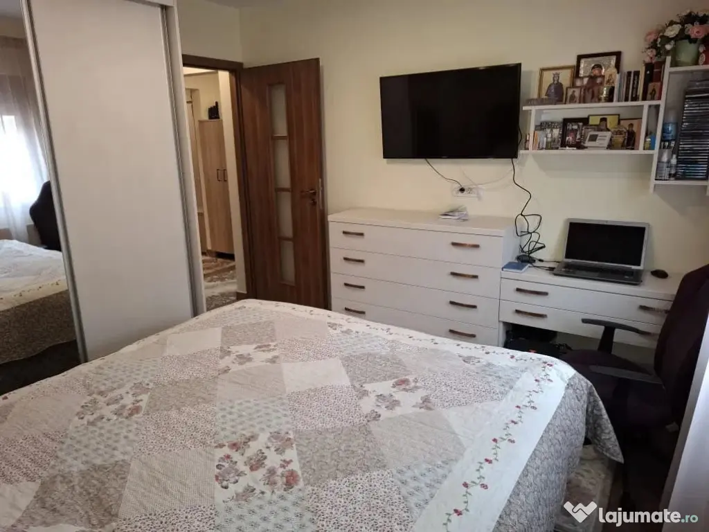 Apartament cu 3 camere, decomandat - zona Tractorul