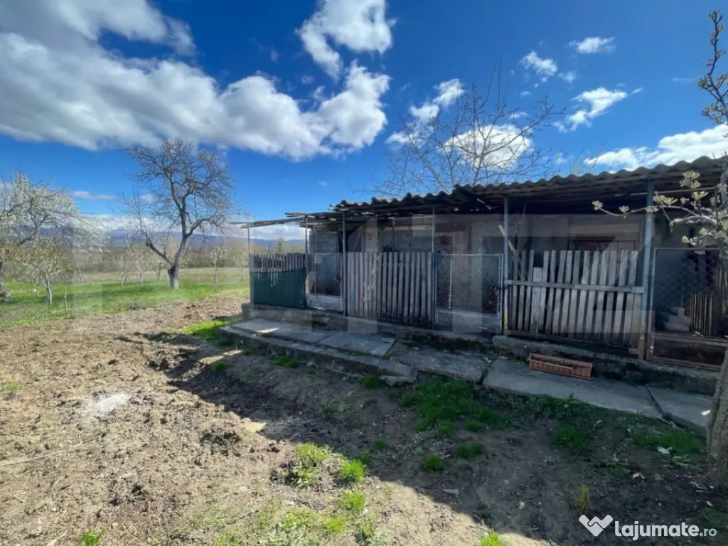 Casa cu 3 camere, 90 mp, 2 anexe gospodaresti si teren de 30