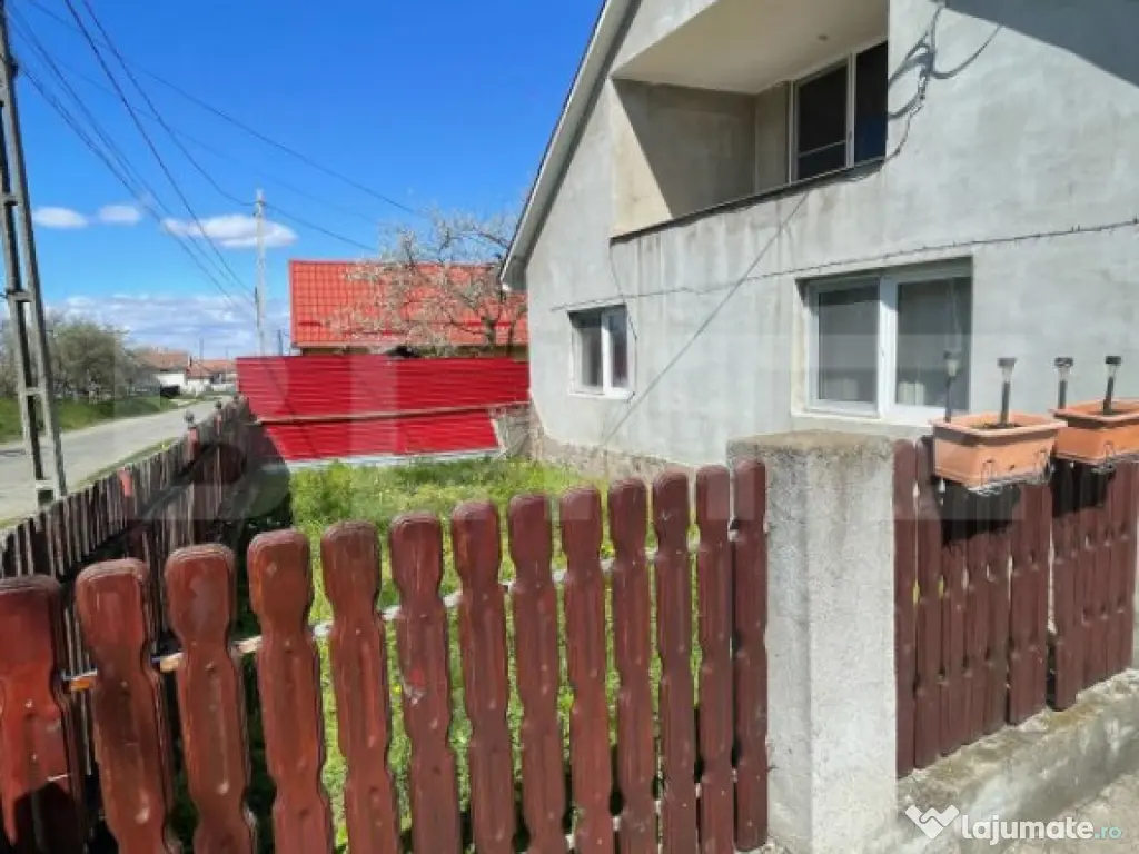 Casa cu 3 camere, 90 mp, 2 anexe gospodaresti si teren de 30