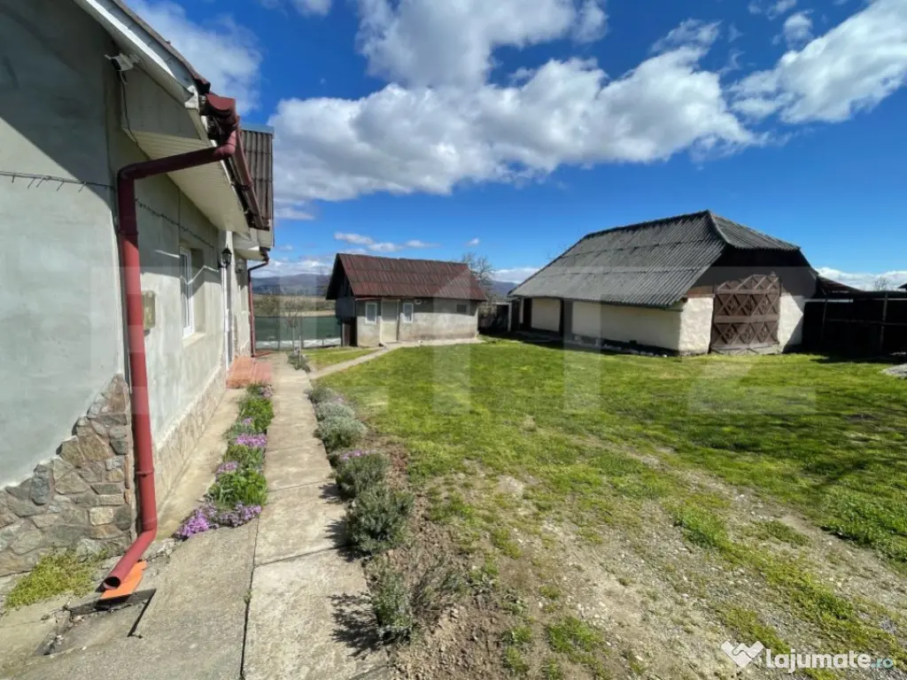 Casa cu 3 camere, 90 mp, 2 anexe gospodaresti si teren de 30