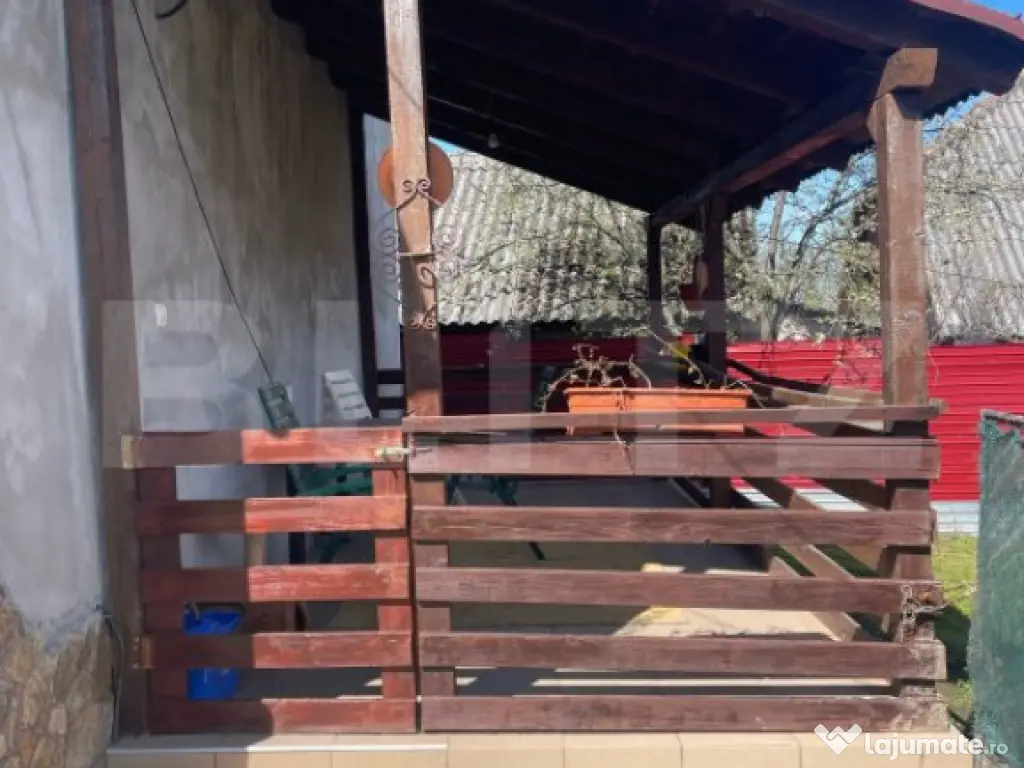 Casa cu 3 camere, 90 mp, 2 anexe gospodaresti si teren de 30