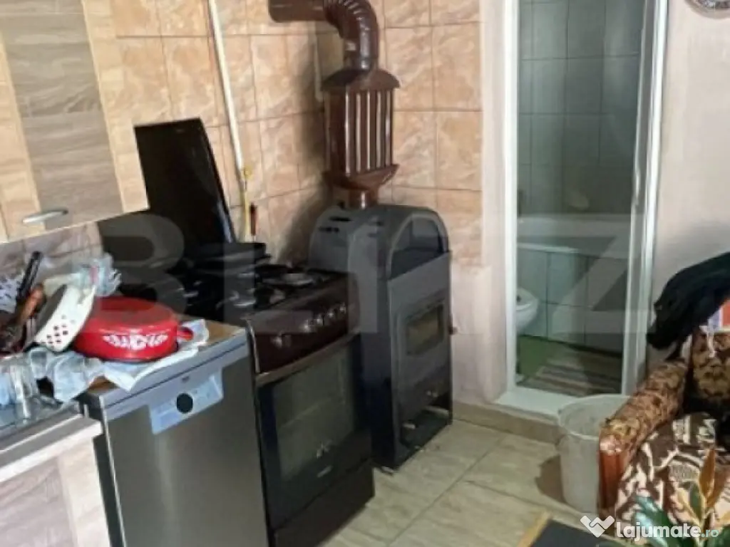 Casa cu 3 camere, 90 mp, 2 anexe gospodaresti si teren de 30