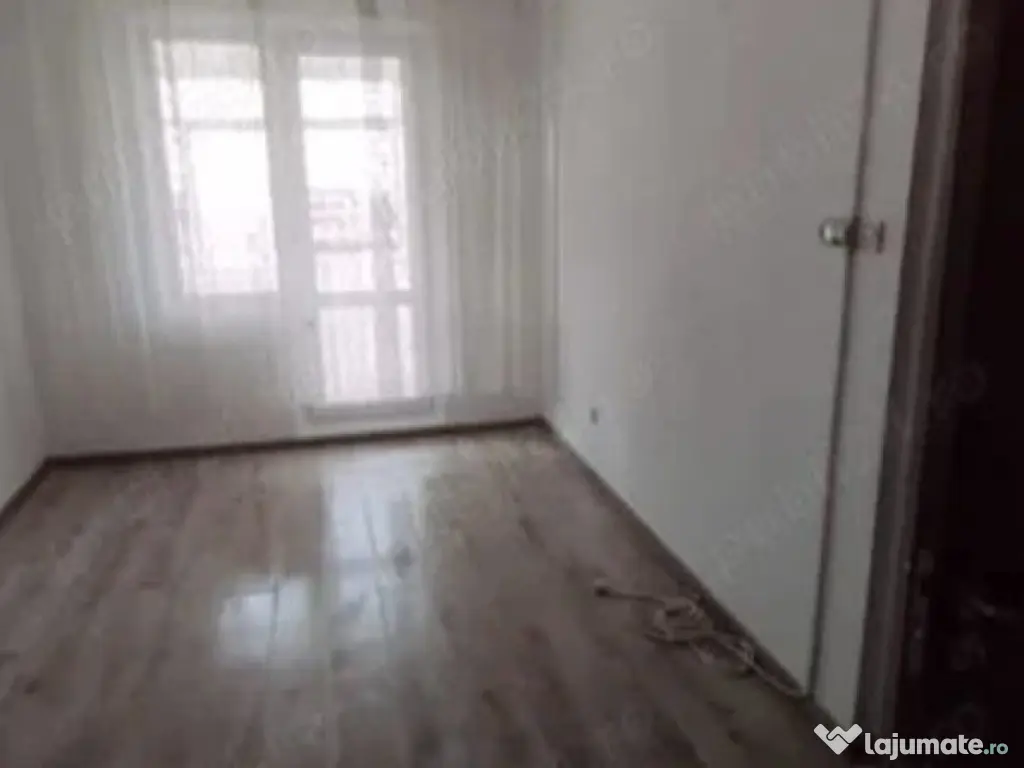 Garsoniera decomandata - zona Astra.