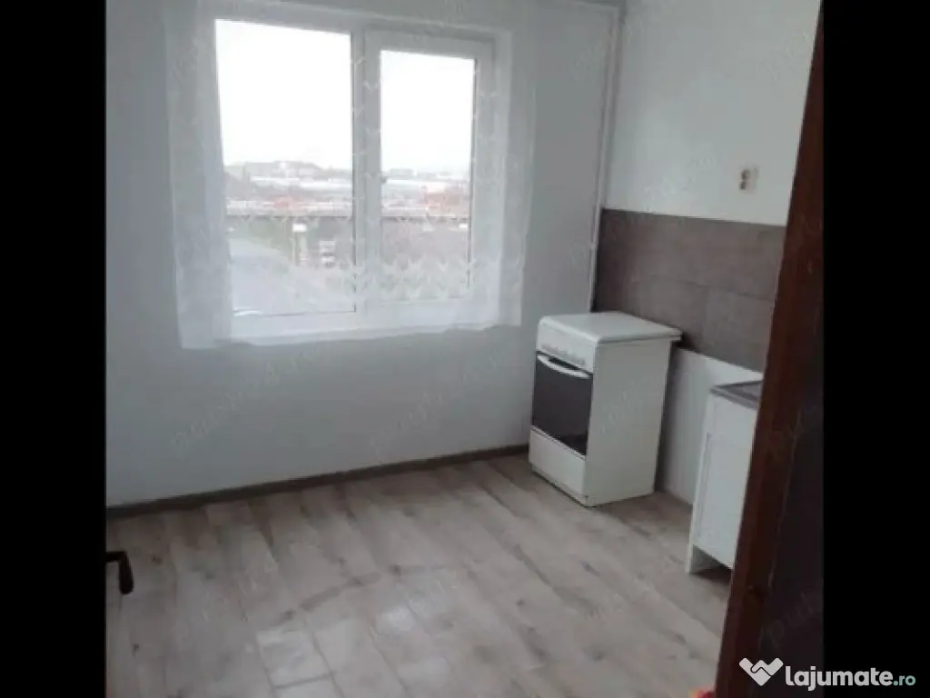 Garsoniera decomandata - zona Astra.