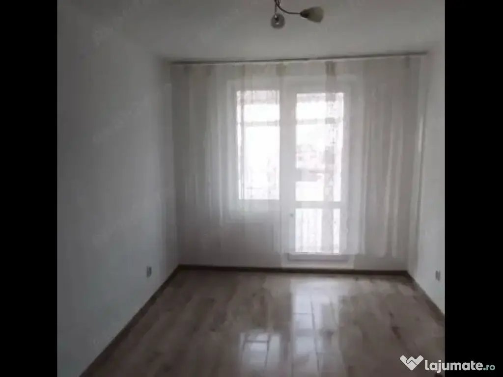 Garsoniera decomandata - zona Astra.