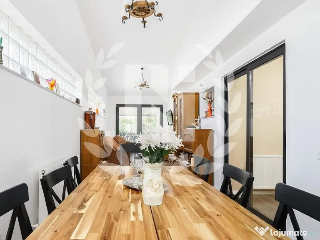 Apartament 4 camere cu terasă și curte generoasă 