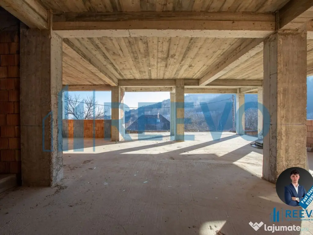 Pensiune/Vilă la roșu P+E+M în Sărata