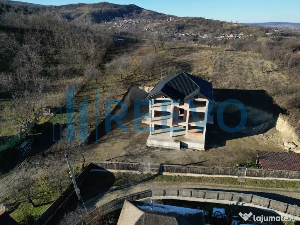 Pensiune/Vilă la roșu P+E+M în Sărata