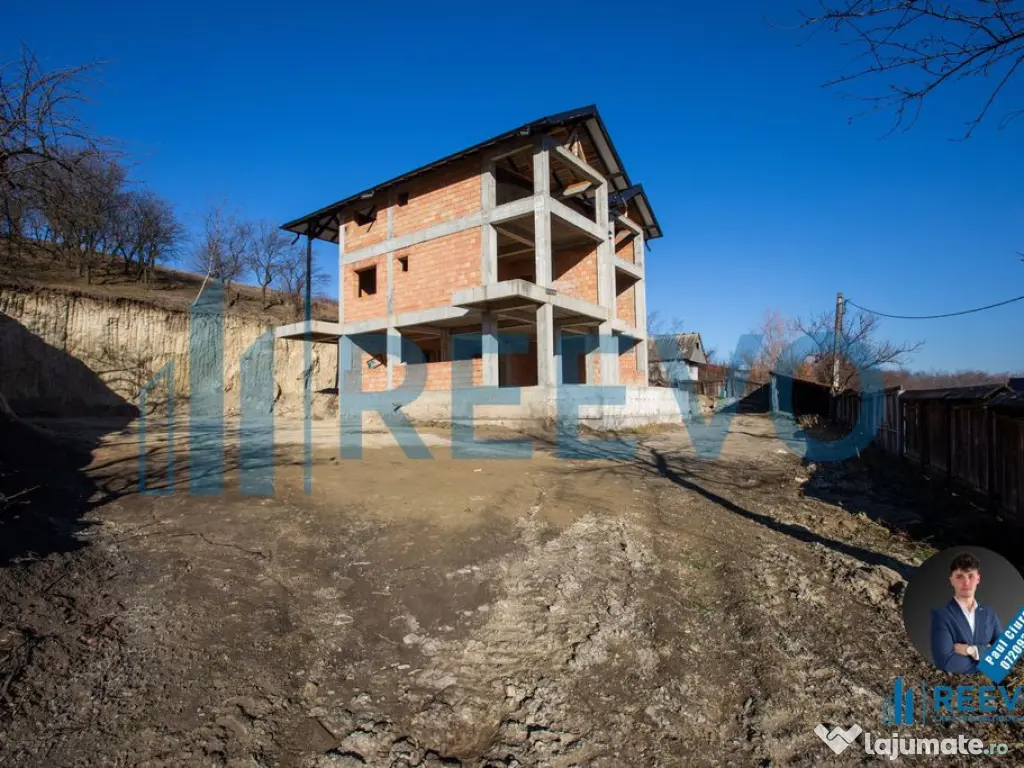 Pensiune/Vilă la roșu P+E+M în Sărata