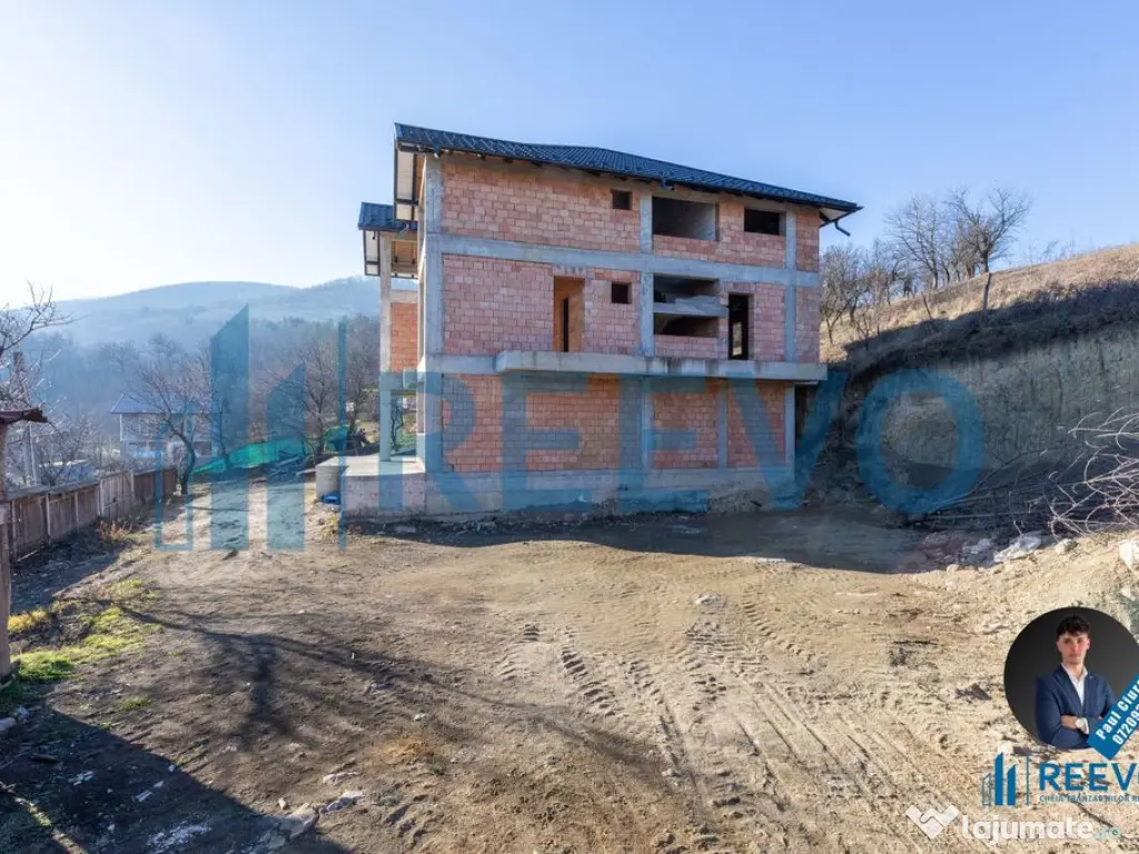 Pensiune/Vilă la roșu P+E+M în Sărata