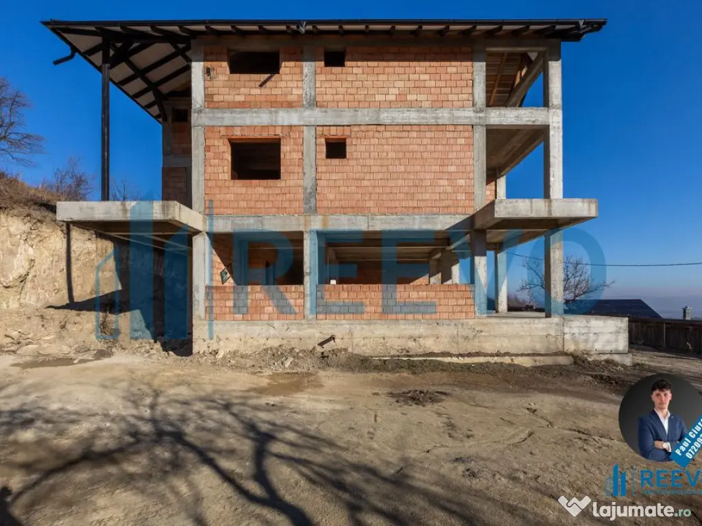 Pensiune/Vilă la roșu P+E+M în Sărata