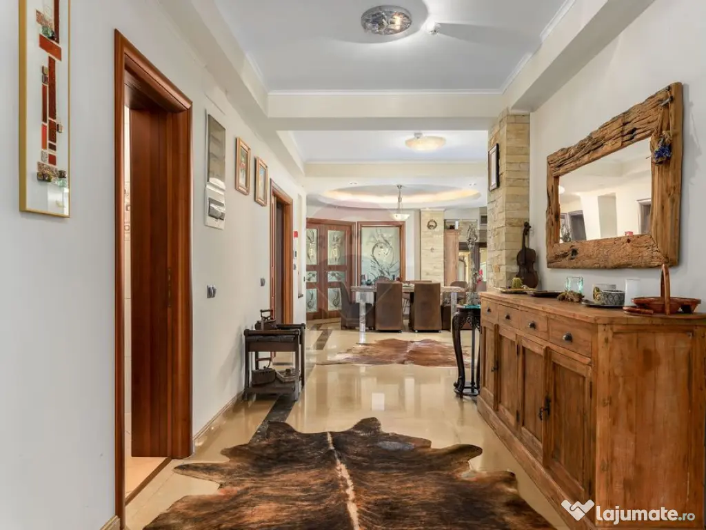 Vilă cu parc, piscină, jacuzzi și foișor, panouri fot...