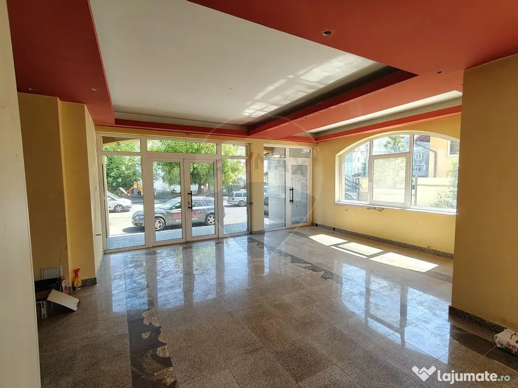 DE ÎNCHIRIAT – Spațiu comercial generos P+2 în zonă... 