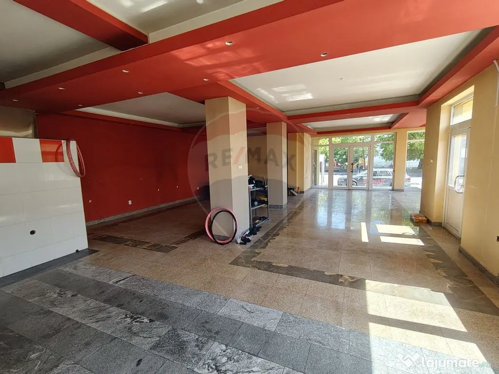 DE ÎNCHIRIAT – Spațiu comercial generos P+2 în zonă... 