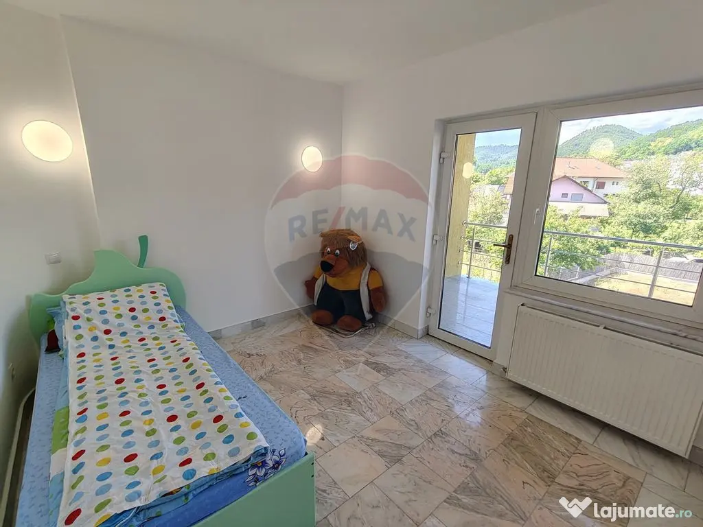 DE ÎNCHIRIAT – Spațiu comercial generos P+2 în zonă... 