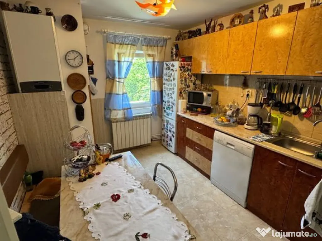 Apartament 4 camere decomandat CET