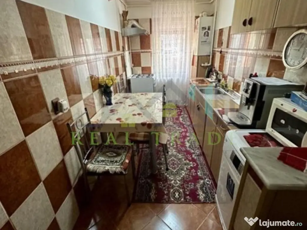 Apartament 3 camere decomandat zona Noua 
