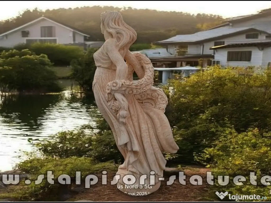 Statuetă domnița cu flori, galben antichizat, model S50. 