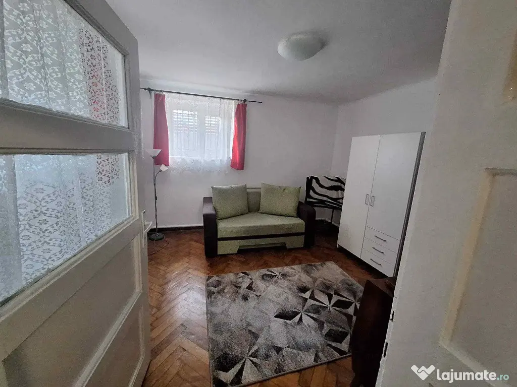 Apartament 3 camerere, decomandat - zona Central.