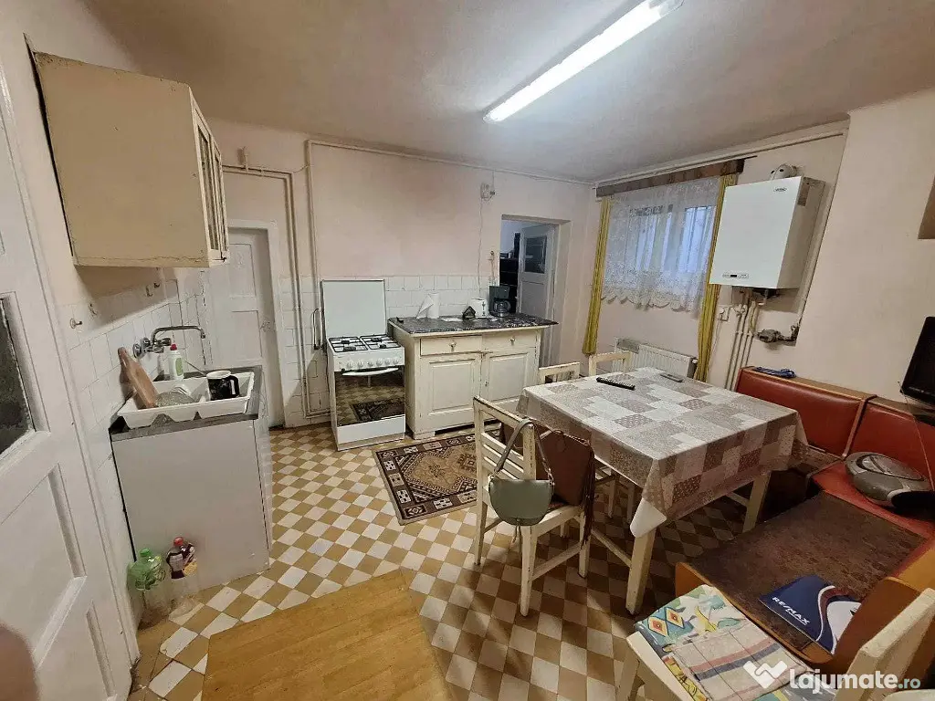 Apartament 3 camerere, decomandat - zona Central.