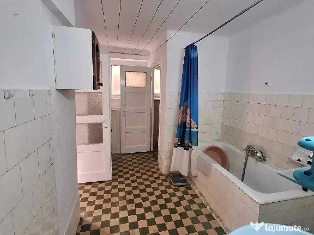 Apartament 3 camerere, decomandat - zona Central.