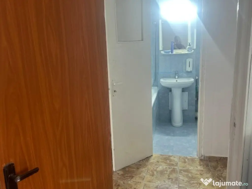 Apartament 3 camere, decomandat.Metrou Aparatori Patriei. 