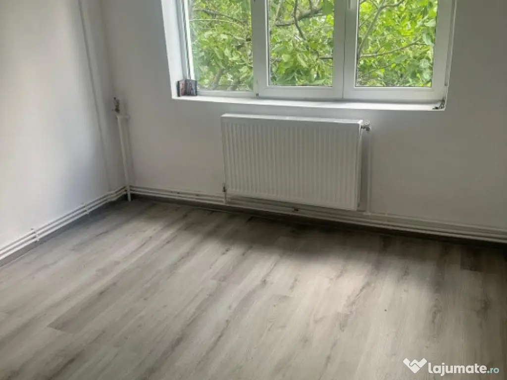 Apartament 3 camere, decomandat.Metrou Aparatori Patriei. 
