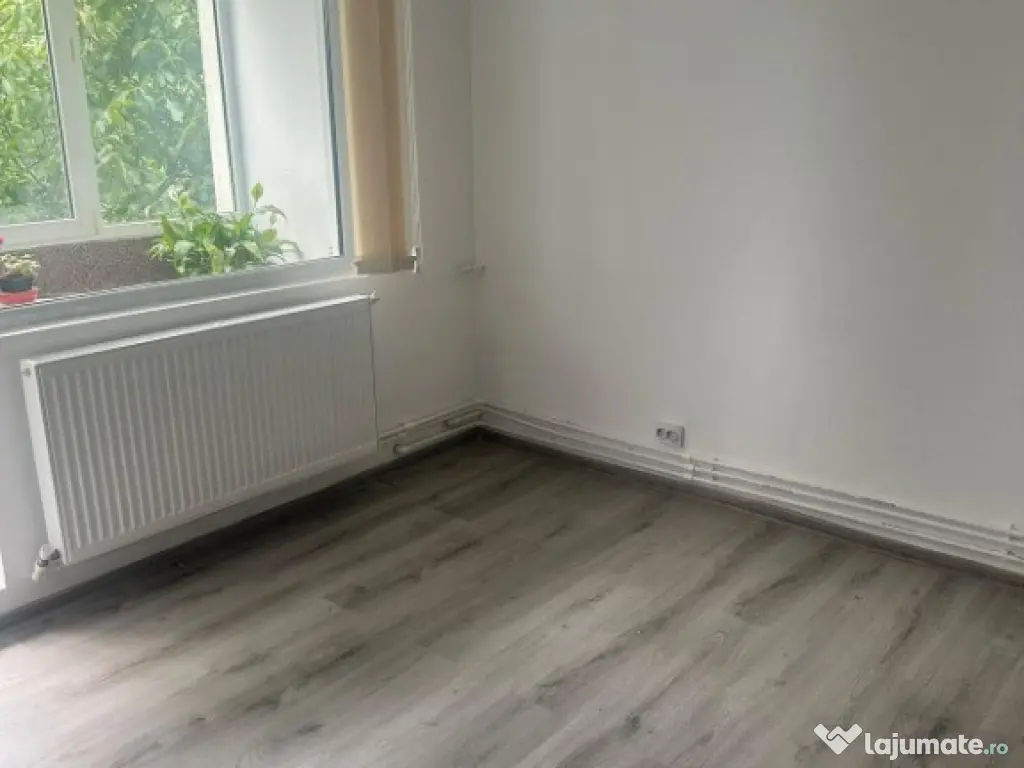 Apartament 3 camere, decomandat.Metrou Aparatori Patriei. 